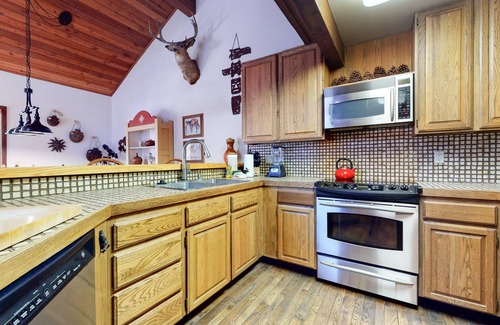 Mammoth Lakes Condominio | Tennis Village 14 Pet-Friendly, Spacious, Comfortable, Great Complex Amenities by RedAwning
