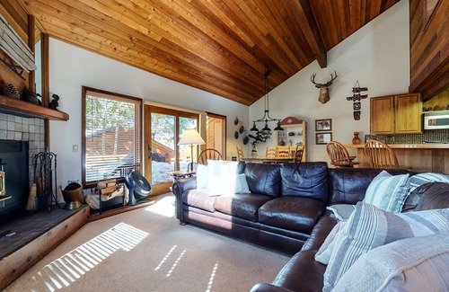 Mammoth Lakes Condominio | Tennis Village 14 Pet-Friendly, Spacious, Comfortable, Great Complex Amenities by RedAwning