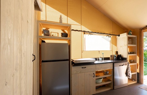 Sille-le-Philippe Chalet De Esquí | Tent Lodge Uluru, home comforts and the pleasure of outdoor living