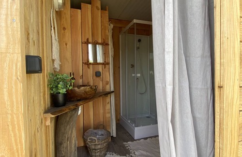 Thiel-sur-Acolin Alquiler De RV | La Frida Kahlo-Tienda de campaña-Familiar-Baño con bañera-Vista al Jardín