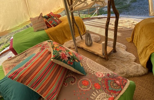 Thiel-sur-Acolin Alquiler De RV | La Frida Kahlo-Tienda de campaña-Familiar-Baño con bañera-Vista al Jardín