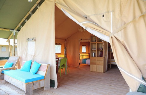 Jayac Alquiler De RV | Tente Safari Équipée, Piscine, Camping Familial, Salle de Bain Privé