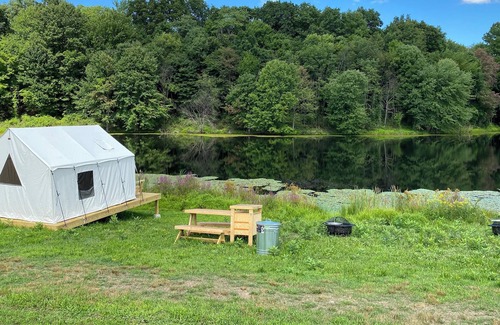 Town of Marbletown Alquiler De RV | Tentrr Signature Site - Lakeside Tents in Historic Orchard