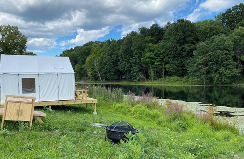 Town of Marbletown Alquiler De RV | Tentrr Signature Site - Lakeside Tents in Historic Orchard