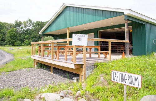 Town of Marbletown Alquiler De RV | Tentrr Signature Site - Ancient Oak in Historic Orchard Northern Spy