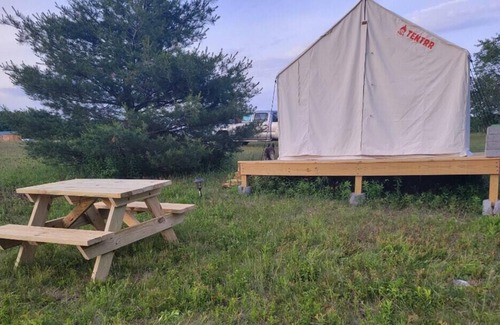Somerset Alquiler De RV | Tentrr Signature Site - Grateful Acres - Coleman Outfitted Site
