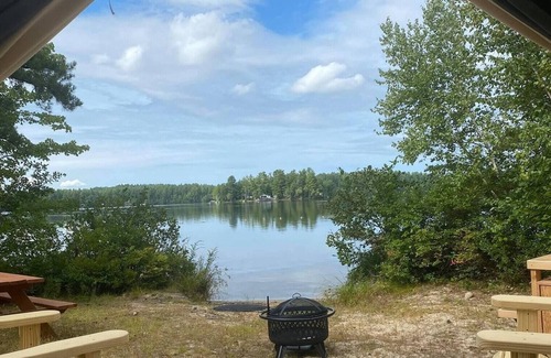 Standish Alquiler De RV | Tentrr Signature Site - An Island view at Kiwanis Beach - Coleman Cooking Site