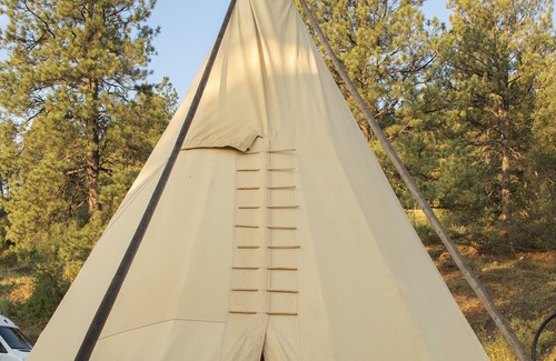 Chromo Alquiler De RV | Tepee-Tradicional-Baño compartido-Vista a la Montana-Peak Tepee