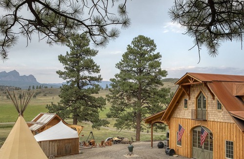 Chromo Alquiler De RV | Tepee-Tradicional-Baño compartido-Vista a la Montana-Peak Tepee