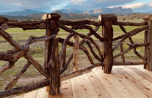 Chromo Alquiler De RV | Tepee-Tradicional-Baño compartido-Vista a la Montana-Peak Tepee