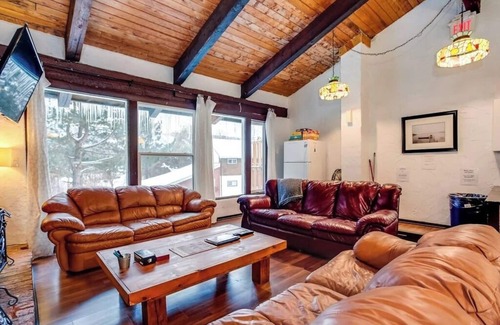 The Blue Mountains Cabina | "Tequila Sunrise" Big Space-Lots of Fun + HotTub (Natural Gas)