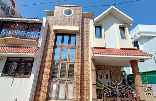 Vadodara Casa | Terrace Garden Bedroom First Floor 5 Minutes from Hotel Hayatt Place