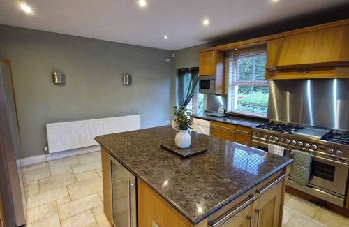 Aughrim Casa | Terrific 5-bedroom pet friendly house with WiFi in Aughrim