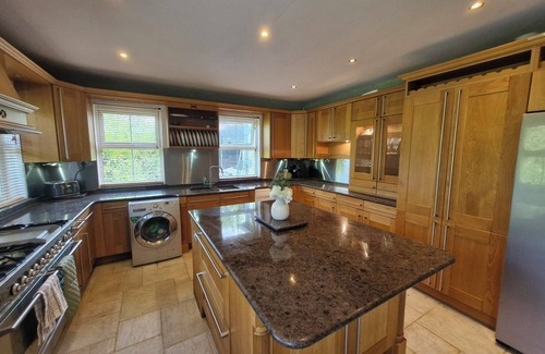Aughrim Casa | Terrific 5-bedroom pet friendly house with WiFi in Aughrim