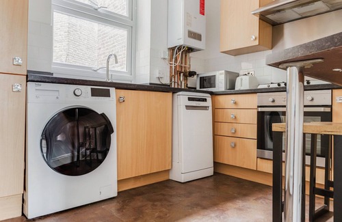 Addison Apartamento | Terrific Kensington 1BR, 2 min to Tube, near Shops & Park, by Blueground