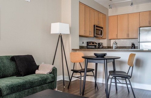 Mount Vernon Square Apartamento | Terrific Mount Vernon 1BR w/ Roof Pool, nr Arena, Museum, by Blueground