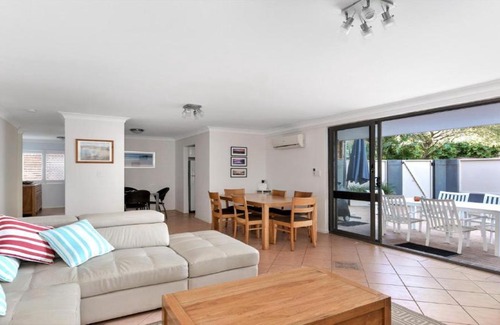 Terrigal Casa | Terrigal Tranquility Pool In Complex, In The Heart Of Terrigal