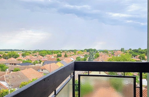 Odzaci Apartamento | TESLA City-View Apartment with Free Parking, Fruits, Coffee & Wi-Fi