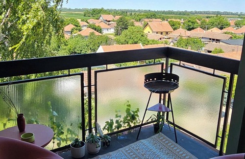 Odzaci Apartamento | TESLA City-View Apartment with Free Parking, Fruits, Coffee & Wi-Fi