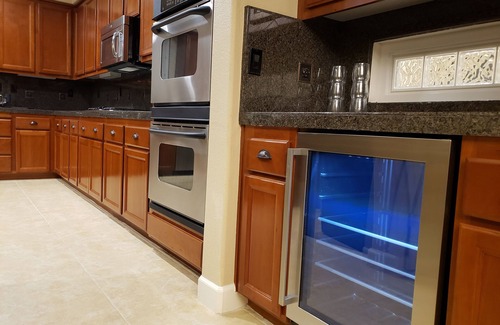 West Sacramento Casa | Tesla EV Charger Solar heated Pool & Hot Tub Near UC Davis, Med Center, Airport