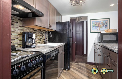 Mount Jackson Condominio | Tesla Lodge (#202) | Renovated comfort with walk-out convenience!