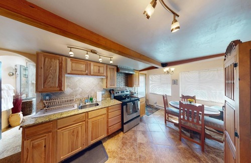 Tesuque Casa | Cozy Tesuque Casita - Walk to Tesuque Village Market & El Nido! Wifi Included!