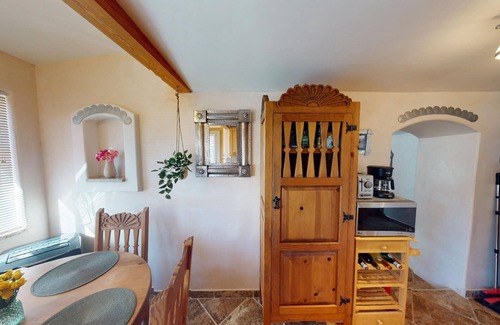 Tesuque Casa | Cozy Tesuque Casita - Walk to Tesuque Village Market & El Nido! Wifi Included!