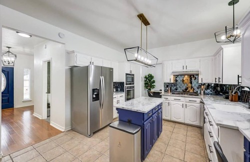 Rowlett Casa | Texan 5/3 Oasis - Hot tub, Pool, Cinema Room