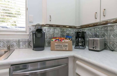 Canyon Lake Casa | Texas Charm Cottage - 1 Block From the Lake & Hill Country Views