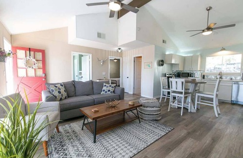Canyon Lake Casa | Texas Charm Cottage - 1 Block From the Lake & Hill Country Views