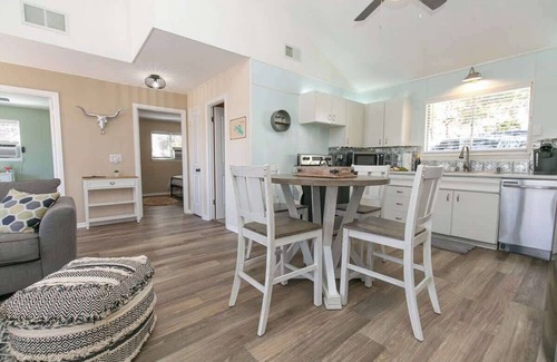 Canyon Lake Casa | Texas Charm Cottage - 1 Block From the Lake & Hill Country Views