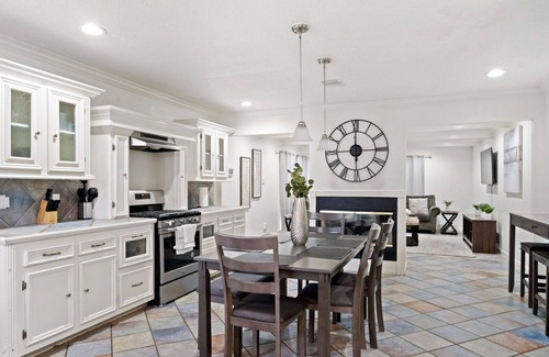 Texas City Casa | Texas City Palace: 6 beds, Pool-sleeps 12+