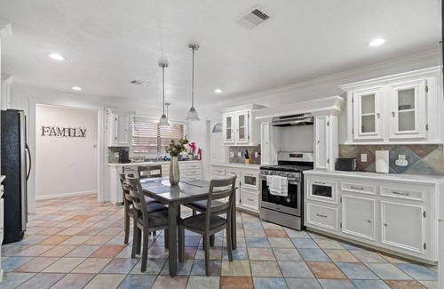 Texas City Casa | Texas City Palace: 6 beds, Pool-sleeps 12+