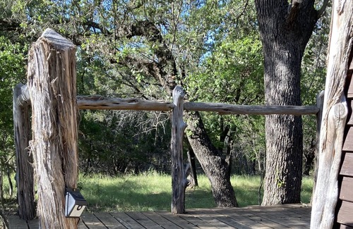 Round Mountain Cabina | Texas Hill Country Ranch Wildlife Fire Pit Private Deck Close to Parks