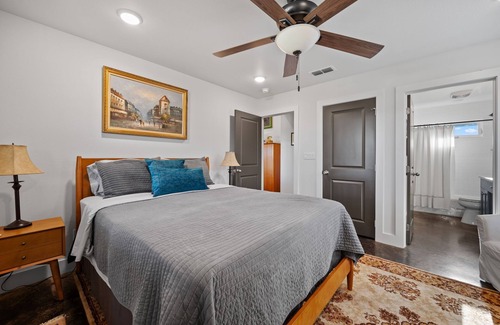 Hye Cama Y Desayuno | Texas Hill Country Escape in Hye, TX