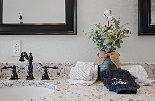 Hye Cama Y Desayuno | Texas Hill Country Escape in Hye, TX