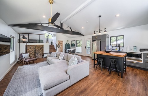 Wimberley Cabina | Texas Retreat- Sunset Rock | Romantic Hideaway for Two
