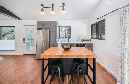 Wimberley Cabina | Texas Retreat- Sunset Rock | Romantic Hideaway for Two