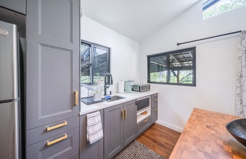 Wimberley Cabina | Texas Retreat- Sunset Rock | Romantic Hideaway for Two