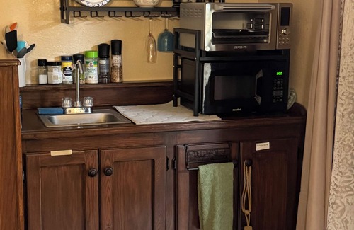 Graham Casa | Exclusive Spacious 1500 sq ft 2BR Suite with Hot Tub, Sauna, Gym & BBQ Deck