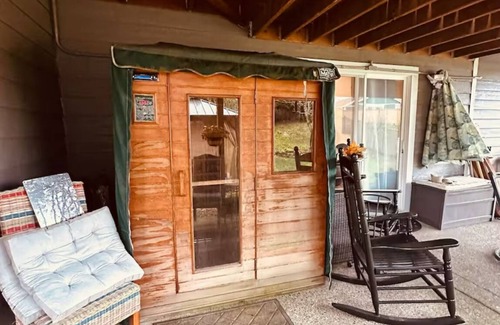 Graham Casa | Exclusive Spacious 1500 sq ft 2BR Suite with Hot Tub, Sauna, Gym & BBQ Deck