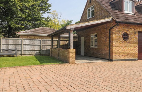 Windsor Cabaña | THAMES RETREAT, pet friendly, with a garden in Wraysbury
