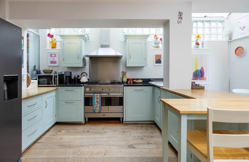 Thamesfield Casa | Thames-side Retreat, by Veeve