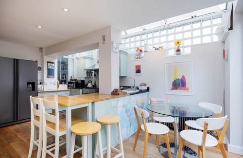 Thamesfield Casa | Thames-side Retreat, by Veeve