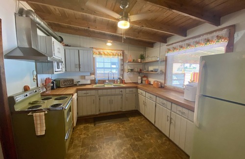 Dadeville Cabaña | That 70's Kottage on Sunset Dr. BIG water view, sleeps 8