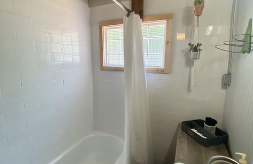 Dadeville Cabaña | That 70's Kottage on Sunset Dr. BIG water view, sleeps 8