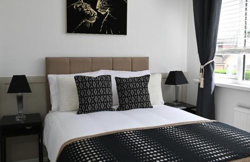 Sandbach Casa | That's Amore House 3 bedroom house with parking walking distance to Sandbach town
