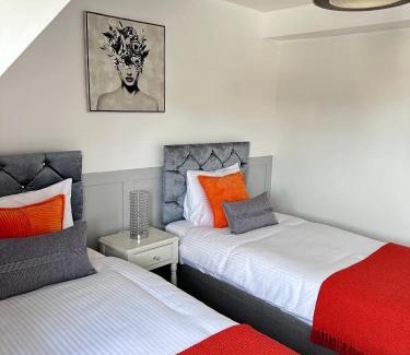 Sandbach Casa | That's Amore House 3 bedroom house with parking walking distance to Sandbach town