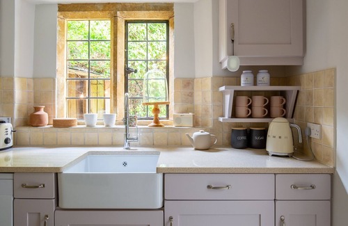Great Tew Cabaña | Thatch on the Green - Beautiful cottage near Soho Farmhouse. Pet friendly.