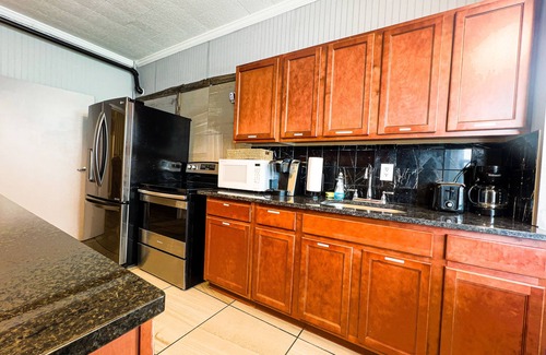 Niagara Falls Casa | THE 1023 With Private Yard & Parking, Near Falls & Casino by Niagara Hospitality